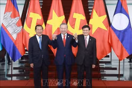 De gauche à droite, le président du Parti du peuple cambodgien et président du Sénat du Cambodge, Samdech Techo Hun Sen; le secrétaire général du Parti communiste du Vietnam, Tô Lâm; et le secrétaire général du Parti populaire révolutionnaire lao et président lao Thongloun Sisoulith. Photo: VNA