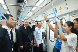 Le secrétaire général du Parti communiste du Vietnam, Tô Lâm (centre) dans le métro n°1 reliant Bên Thành à Suôi Tiên. Photo : VNA