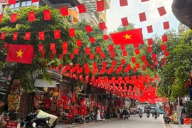 Une rue de Hanoi décorée de drapeaux, de fleurs, de banderoles et d’affiches pour célébrer le 80e anniversaire de la Fête nationale (2 septembre). Photo : VNA