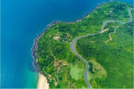 Situé sur l’axe routier Nord-Sud (Nationale 1), le col des Nuages se conquiert après une montée de 21 km. Photo: VNA