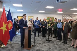 L’ambassadeur Dô Hung Viêt, chef de la Mission permanente du Vietnam à l’ONU, et les délégués lors de la cérémonie, à New York, le 20 août. Photo : VNA