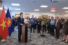 L’ambassadeur Dô Hung Viêt, chef de la Mission permanente du Vietnam à l’ONU, et les délégués lors de la cérémonie, à New York, le 20 août. Photo : VNA