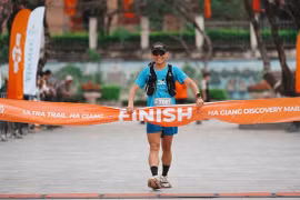 Vàng A Tung franchit la ligne d'arrivée de l'Ultra Trail Ha Giang 2026 avec des résultats impressionnants, le 4 avril dans la province de Tuyên Quang. Photos : Race Jungle