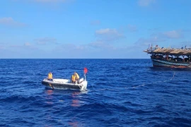 Opération de remorquage pour le bateau de pêche QNg 90251 TS. Photo diffusée par la VNA