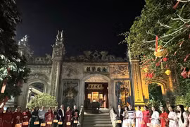 Le circuit nocturne «Temple des rois Hùng – racines sacrées» est un nouveau produit touristique de la terre ancestrale de Phu Tho. Photo: tienphong.vn