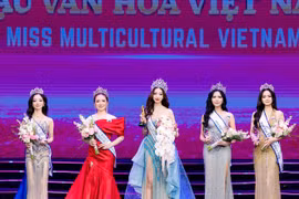 Hà Linh (centre) et ses dauphines. Photos: Comité d'organisation