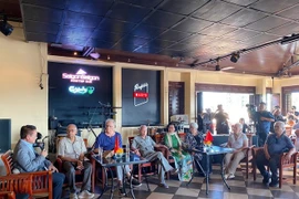 Des correspondants de guerre internationaux réunis à Hô Chi Minh-Ville à l’occasion du 50e anniversaire de la libération du Sud et de la réunification nationale du Vietnam. Photo: VNA