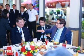 Le Premier ministre Pham Minh Chinh (à droite) et son homologue japonais Ishiba Shigeru prennent leur petit-déjeuner et savourent un café vietnamien ensemble, à Hanoi, le 29 avril. (Photo : VNA)