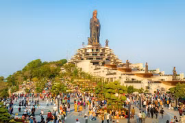 Le mont Bà Den (Dame Noire) dans la province de Tây Ninh (Sud) Connue comme la destination spirituelle la plus célèbre du Sud. Photo: VNA