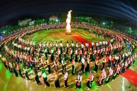 Lors de la cérémonie d'ouverture du Festival culturel et touristique de Mường Lò dans la province de Yên Bái en septembre 2019, 5.000 personnes se sont rassemblées pour exécuter la danse folklorique, établissant un record du monde Guinness. Photo: VOV