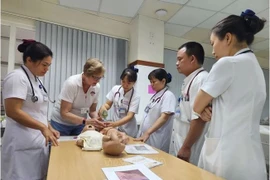 Des spécialistes de Medrix (États-Unis) partagent leur expertise avec des infirmières de l’Hôpital central de Huê. Photo : VNA