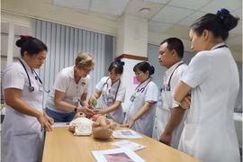 Des spécialistes de Medrix (États-Unis) partagent leur expertise avec des infirmières de l’Hôpital central de Huê. Photo : VNA