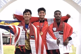Pham Xuân Tiên (au centre) a brillamment remporté la médaille d'or pour l'équipe vietnamienne. Photo : organisateurs de l'événement