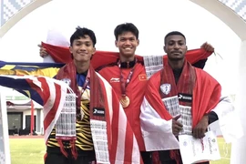 Pham Xuân Tiên (au centre) a brillamment remporté la médaille d'or pour l'équipe vietnamienne. Photo : organisateurs de l'événement