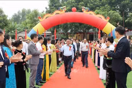 Trân Câm Tu, membre du Politburo et membre permanent du Secrétariat du Comité central du Parti, participe à la fête de grande union nationale, dans la commune de Thac Ba, province de Lào Cai, le 17 novembre. Photo : VNA