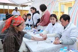 Les services sociaux essentiels tels que la santé, l’éducation, l’eau potable et l’accès à l’information ont été étendus afin de répondre aux besoins des populations rurales, en particulier des minorités ethniques. Photo : VietnamPlus