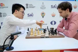 Lê Quang Liêm (à gauche) et l'Allemand Alexander Donchenko croisent le fer à la Coupe du monde d’échecs FIDE 2025. Photo : FIDE
