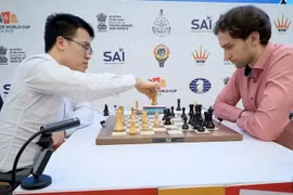 Lê Quang Liêm (à gauche) et l'Allemand Alexander Donchenko croisent le fer à la Coupe du monde d’échecs FIDE 2025. Photo : FIDE