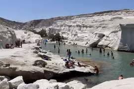 Plage de Sarakiniko sur l’île de Milos, en mer Égée, en Grèce. Photo : Greeka