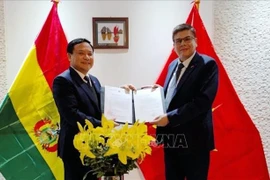L’ambassadeur du Vietnam au Brésil concurremment en Bolivie, Bui Van Nghi (à gauche), remet à Miguel Ángel Pérez la décision du vice-Premier ministre et ministre des Affaires étrangères de le nommer au poste de consul honoraire du Vietnam en Bolivie. – VNA 