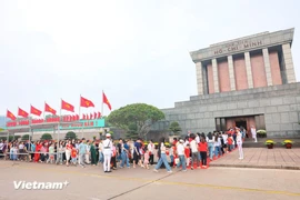 À l’occasion du 135e anniversaire de la naissance du Président Hô Chi Minh (19 mai 1890-2025), des milliers de visiteurs ont afflué à son mausolée pour lui rendre hommage. Photo: VietnamPlus