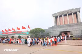 À l’occasion du 135e anniversaire de la naissance du Président Hô Chi Minh (19 mai 1890-2025), des milliers de visiteurs ont afflué à son mausolée pour lui rendre hommage. Photo: VietnamPlus