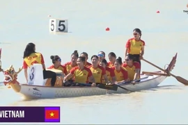 L'équipe féminine vietnamienne de bateau-dragon remporte la médaille d'or de la course de 200 m à 10 personnes aux SEA Games 33. Photo : The thao Viet Nam