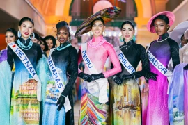 Les plus belles femmes du monde présentent la collection d’ao dai “Heritage in Heritage” du créateur de mode Trung Dinh, célébrant l'identité vietnamienne tout en faisant découvrir la culture vietnamienne au public international. Photos: Kiêng Cân Team