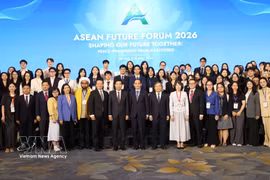 Les délégués posent pour une photo de groupe lors de cérémonie de clôture du Forum de l’avenir de l’ASEAN (AFF) 2026, à Hanoi, le 10 juin. Photo : VNA
