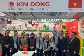 Les délégués assistent à la cérémonie d'ouverture de l'Espace du livre du Vietnam à la Foire du Livre de Francfort 2025. Photo : NDEL