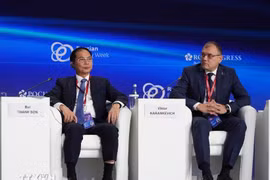 Le vice-Premier ministre Bui Thanh Son (à gauche) lors du 8e Forum international de la Semaine russe de l’énergie, à Moscou. Photo : VNA