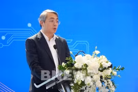 Hoàng Ninh, directeur adjoint du Département du commerce électronique et de l’économie numérique du ministère de l’Industrie et du Commerce, s’exprime lors du Forum du commerce électronique 2026. Photo : VNA