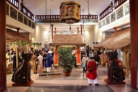 Ambiance du Têt au Centre culturel, 22 rue Hàng Buôm, Hanoï. Photo: VNA