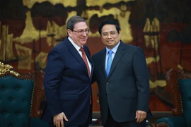 Le Premier ministre Pham Minh Chinh (à droite) recevant Bruno Rodríguez Parrilla, membre du Bureau politique, envoyé spécial du Parti communiste de Cuba, de l’État de la République de Cuba et ministre cubain des Affaires étrangères. Photo : VNA