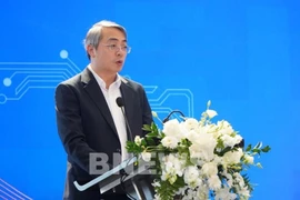 Hoàng Ninh, directeur adjoint du Département du commerce électronique et de l’économie numérique du ministère de l’Industrie et du Commerce, s’exprime lors du Forum du commerce électronique 2026. Photo : VNA