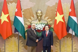Le président de l’Assemblée nationale du Vietnam, Trân Thanh Mân (à doite) et le président de la Chambre des représentants du Royaume hachémite de Jordanie, Mazen Turki El Qadi, se serrent la main, à Hanoi, le 2 février. Photo : VNA