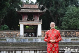 L’ambassadeur Olivier Brochet visant le Temple de la Littérature, à Hanoi. Photo : Vietnamnet