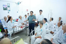 Le Premier ministre Pham Minh Chinh visite des patients soignés à l’Hôpital d’oncologie de Cân Tho. Photo : VNA