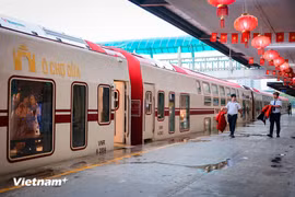 Le Train de Hanoi sur les rails depuis le 19 août 2025. Photo: VNA