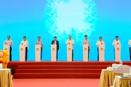 Le secrétaire général du Parti, Tô Lâm, et des délégués lors de la cérémonie de mise en chantier du stade PVF, à Hung Yên, le 19 octobre. Photo : VNA