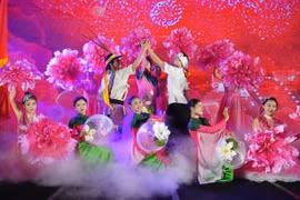 Un spectacle de danse lors de la célébration du printemps à la frontière et du Festival des peuples de la frontière Vietnam-Chine 2025. Photo : VNA