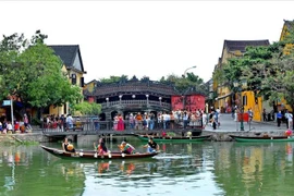 Les touristes effectuent une balade sur la rivière Hoài. Photo : VNA