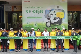 Vue de la cérémonie de livraison de motos électriques Honda Benly e à la Poste de Hanoi, le 26 juin. Photo : VNA