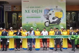 Vue de la cérémonie de livraison de motos électriques Honda Benly e à la Poste de Hanoi, le 26 juin. Photo : VNA
