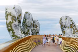 Touristes sur le pont d'Or à Dà Nang.