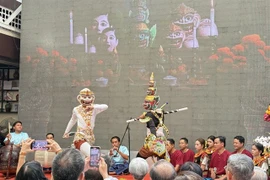 Des étudiants de l’Université de Trà Vinh ont présenté une représentation de « Robam », un style unique de théâtre musical khmer du Sud, lors de l’ouverture de ce programme culturel à la Rue des livres de Hô Chi Minh-Ville. 