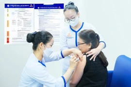 La doctoresse Bach Thi Chinh, directrice médicale du système de vaccination VNVC et experte en médecine préventive, a été l'une des premières personnes au Vietnam à se faire administrer le vaccin contre le VRS. Photo : Nhân Lê
