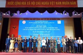 Des représentants de l’ambassade de France au Vietnam, des organisations partenaires et la direction de l’établissement félicitent les deux scientifiques honorés par les Palmes académiques. Photo : USSH