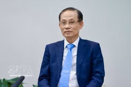 Le ministre des Affaires étrangères Lê Hoài Trung s’entretient avec la presse sur les résultats de la tournée du membre du Politburo et membre permanent du Secrétariat du Comité central du PCV Trân Câm Tu au Laos et au Cambodge. Photo : VNA