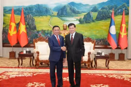 Le membre permanent du Secrétariat du Comité central du Parti communiste du Vietnam, Trân Câm Tu (à gauche) et le le secrétaire général du Parti populaire révolutionnaire lao (PPRL) et président lao Thongloun Sisoulith. Photo : VNA